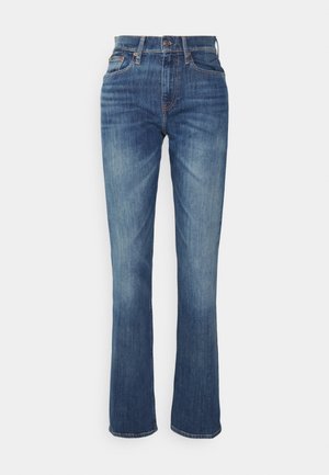 Jean en denim bleu taille haute, coupe droite, bouton à l'avant et détails de poche sur fond blanc uni.