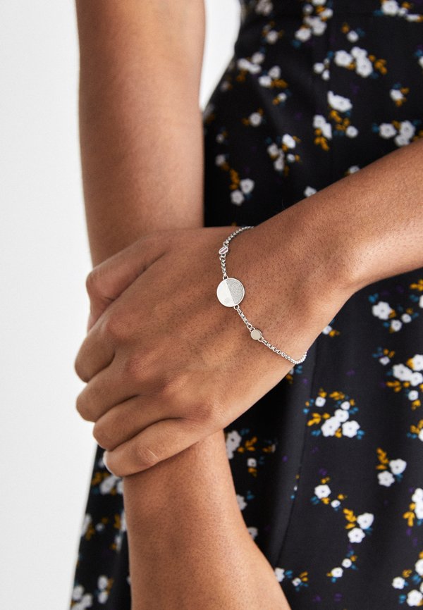 DRESSED UP - Bracelet2