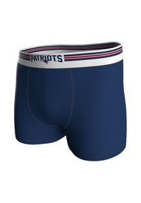 Boxer blu navy con fascia elastica in vita che riporta la scritta "PATRIOTS" in bianco, evidenziata da strisce rosse e bianche. Tessuto liscio e design aderente.