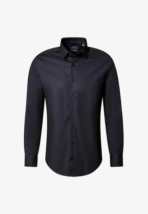 Chemise noire à manches longues en tissu lisse, dotée d'un col classique et d'une fermeture à boutons, avec un léger éclat et une coupe ajustée.