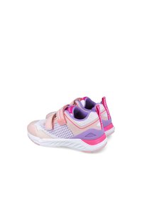 Scarpe sportive con accenti rosa e lavanda, parte superiore in rete, strappo in velcro, design leggero, suola testurizzata e collare imbottito per il comfort.