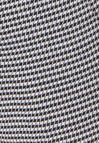 Unausgewählt, Black and White Houndstooth
