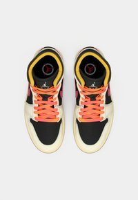 Υ ψηλές αθλητικές κάλτσες με μπλοκ χρωμάτων μπεζ, μαύρου και ροζ, με φωτεινές πορτοκαλί κορδόνες και κίτρινο γιακά. Σχεδίαση με τρύπες στην μύτη.