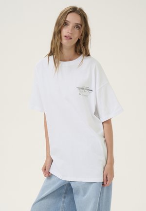 T-shirt bianco in cotone con maniche corte, vestibilità oversized, caratterizzato da un semplice design grafico testuale nero nella zona del petto.