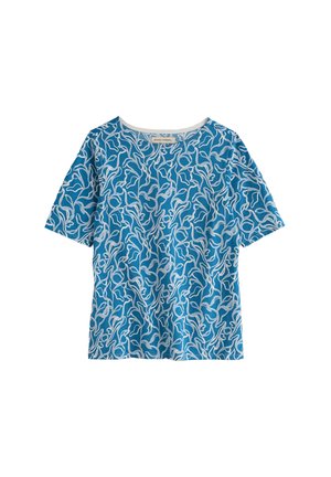 Top azul de manga corta con patrón abstracto de líneas onduladas blancas y escote redondo.