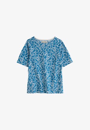 Top azul de manga corta con patrón abstracto de líneas onduladas blancas y escote redondo.