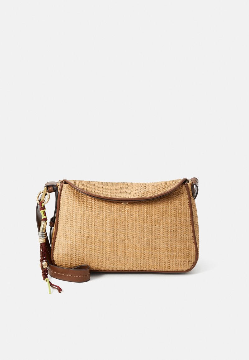 Borsa a tracolla intrecciata color beige con dettagli in pelle marrone, pattina curva e un attacco per la tracolla decorativo, caratterizzata da una superficie testurizzata.