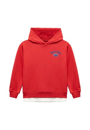 Rød hættetrøje med teksten "Great Day" og en blå fodboldgrafik på venstre bryst, lagt over en hvid skjorteskant.