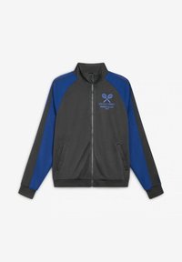 Giacca grigia e blu con zip, colletto alto, tasche frontali e logo del tennis ricamato. Presenta pannelli di colore a contrasto sulle maniche.