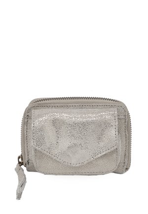 Portefeuille en cuir gris avec une finition texturée et brillante, doté d'une fermeture éclair et d'une poche avant. Comprend un pompon décoratif.