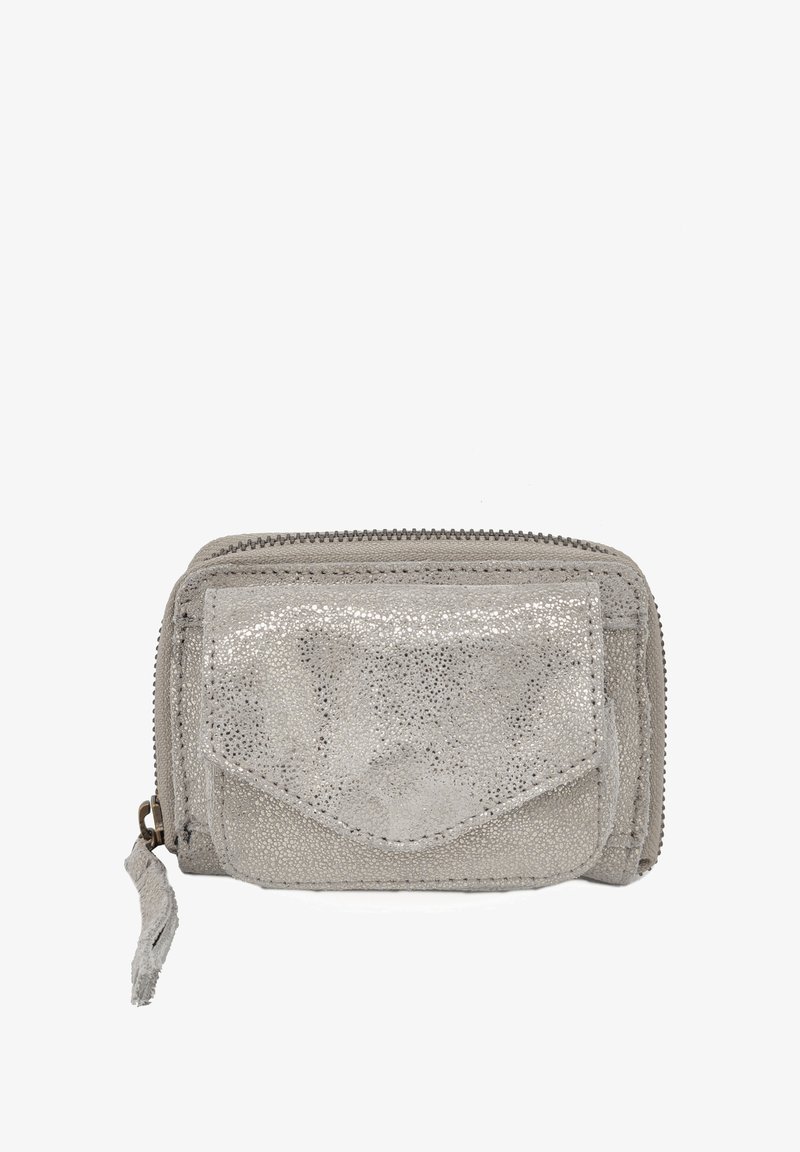 Portefeuille en cuir gris avec une finition texturée et brillante, doté d'une fermeture éclair et d'une poche avant. Comprend un pompon décoratif.