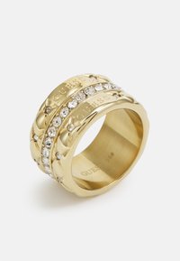 Goldring mit ineinander verschlungenen Bändern, die mit dem gravierten Text "GUESS" und einer Reihe klarer Kristalle verziert sind. Glatte, polierte Metalloberfläche.
