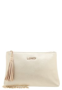 Guld tekstureret clutch med lynlås, der har en dekorativ frynse og hardware i guldfarve. Mærkenavnet "L.CREDI" præget på fronten.