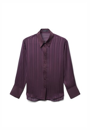 Blusa button-up a maniche lunghe viola con righe verticali, colletto a punta e polsini ampi, esposta piatta su uno sfondo bianco.