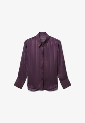 Blusa button-up a maniche lunghe viola con righe verticali, colletto a punta e polsini ampi, esposta piatta su uno sfondo bianco.