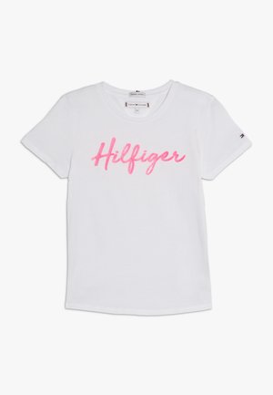 Hvid kortærmet bomulds T-shirt med "Hilfiger" i pink kursiv tekst på fronten og et lille flaglogo på venstre ærme.