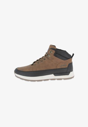 Sneaker alto in pelle marrone con accenti neri, materiali testurizzati, design con lacci e suola in gomma bianca con battistrada a motivo.