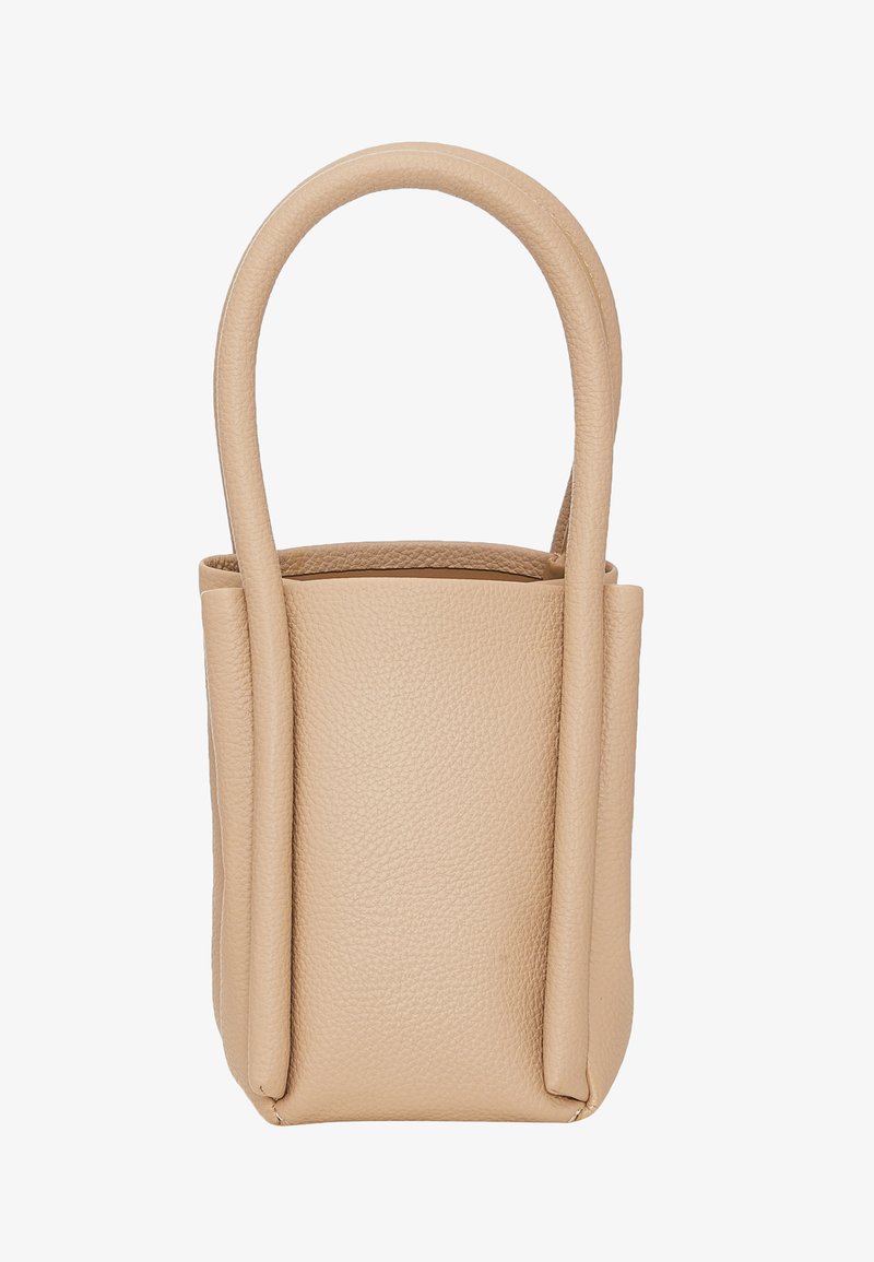 Borsa a mano in pelle beige con una finitura testurizzata. Presenta manici robusti e allungati e una forma cilindrica strutturata.