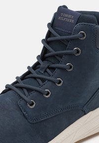 Tommy Hilfiger LIGHT HYBRID BOOT - Botines con cordones - desert sky