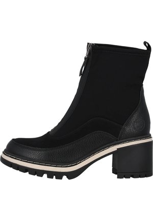Bottines noires avec un dessus en cuir texturé et tissu, dotées d'une fermeture éclair sur le côté, d'un talon épais et d'une couture blanche contrastante.