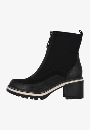 Botines negros con parte superior de cuero texturizado y tejido, que presentan una cremallera lateral, tacón grueso y costuras blancas en contraste.