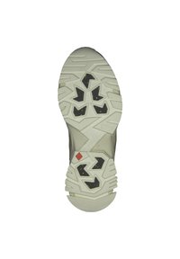 Suola di scarpa sportiva bianca con accenti neri e gialli. Presenta una gomma testurizzata per una migliore aderenza e un dettaglio rosso a forma di diamante.
