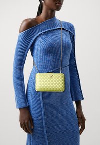 Guess TWILLER - Pochette - chartreuse
