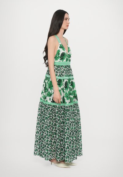 Maxi-jurk met groene bloemen- en gestreepte patronen, met een aansluitende lijfje, V-hals en een gelaagde rok. Inclusief puntige beige schoenen.