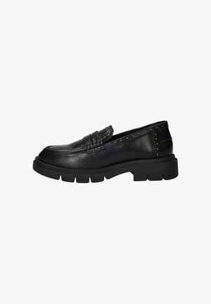 Mocassins en cuir noir avec un bout rond, des accents cloutés et une semelle en caoutchouc noir robuste. Texture lisse avec des détails de design minimalistes.