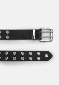 Sort læderbælte med sølvfarvet hardware og flere metallukninger langs længden, med et rektangulært spænde design.