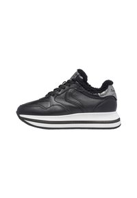 Sneaker nera con tomaia in pelle, morbida fodera nera, dettaglio argentato sul tallone e intersuola bianca con strisce nere per una migliore aderenza.