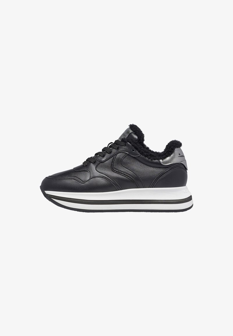 Černý sneaker s koženým svrškem, měkkou černou podšívkou, stříbrným detailem na patě a bílou mezipodešví s černými pruhy pro lepší trakci.