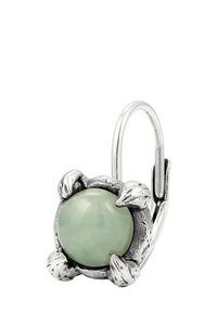 Silberohrringe mit einem runden, jadeähnlichen grünen Stein, umschlossen von einer krallenartigen Fassung mit strukturierten Details und einem Hakenverschluss.