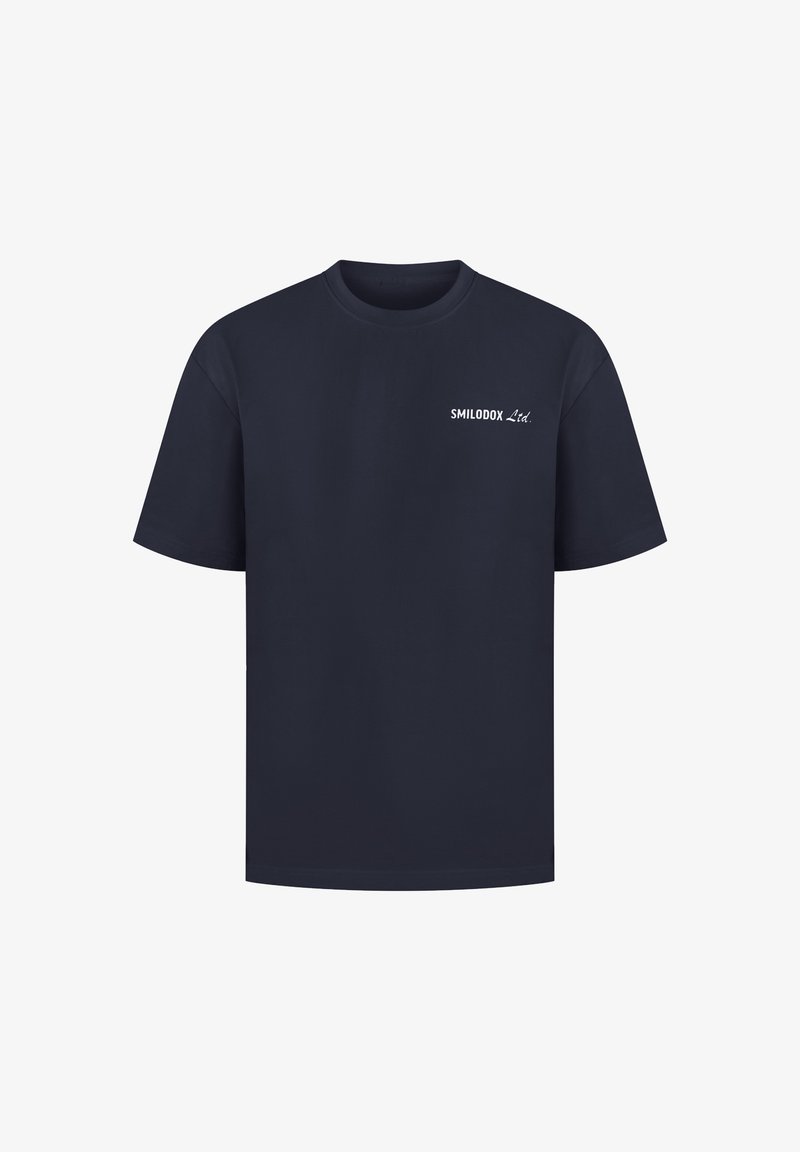 Camiseta de algodón azul marino con cuello redondo, mangas cortas y el logo blanco de "SMILODOX Ltd." impreso en el área del pecho izquierdo.