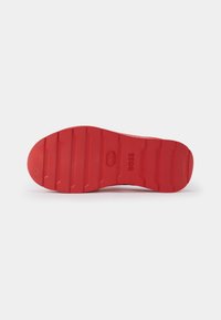 BOSS TITANIUM UNISEX - Mulas - bright red