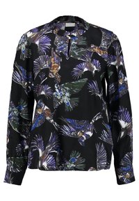 Svart blus med långa ärmar, med ett blommigt fågelmönster i blått, lila och grönt. Den har rund halsringning och en delvis knappslå.