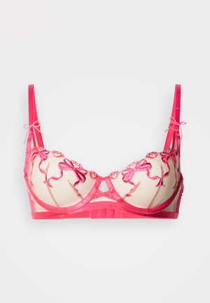 Soutien-gorge rose semi-transparent en dentelle avec broderie florale et accents en satin. Comprend des bretelles réglables et un détail de découpe central. Texture douce.