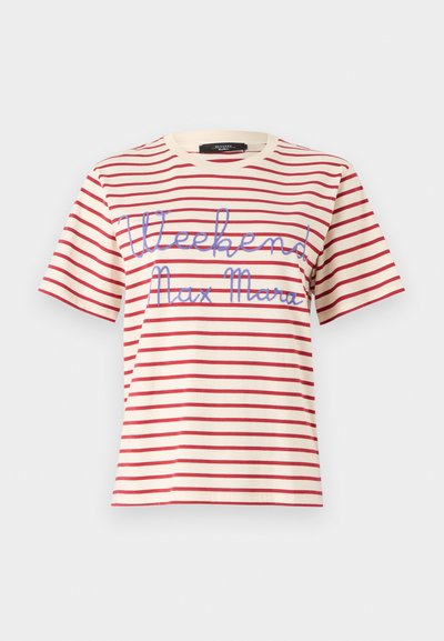 Stribet t-shirt i creme med røde striber, med blå kursiv tekst "Weekend Max Mara." 100% bomuldsstof, korte ærmer, rund halsudskæring.