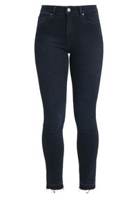Jeans ajustados en denim oscuro, con cintura alta, cierre de botón y dobladillos deshilachados. Textura suave con un diseño minimalista.