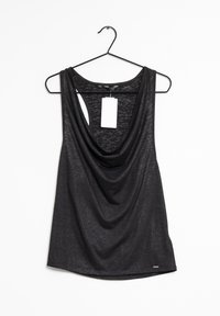 Černý bezrukávový top s drapovaným výstřihem, vyrobený z měkkého, lesklého materiálu. Obsahuje nízký design zad a je připevněn štítek.