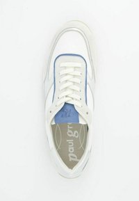 Bílé tenisky s modrými akcenty, hladká kůže a textil s texturou, kulatá špička, ploché tkaničky, polstrovaný svršek a logo na jazyku.