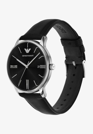 Schwarze Lederarmbanduhr mit einem Gehäuse aus Edelstahl. Sie verfügt über ein schwarzes Zifferblatt, silberne römische Ziffern und eine Datumsanzeige auf 3 Uhr.