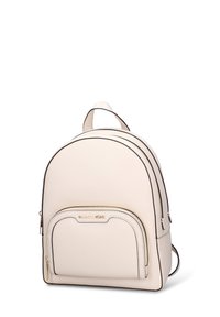 Zaino in pelle color crema con forma arrotondata, ferramenta dorata, tasca frontale con cerniera e rifiniture nere lungo i bordi. Spallacci regolabili.