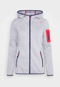 Grijze fleecejack met een rits aan de voorkant, marineblauwe accenten, een capuchon en twee zijzakken. Heeft een rode ritszak op de linkerarm.