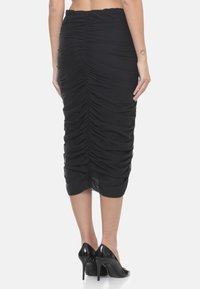 Zwarte gerimpelde midi-rok met een nauwsluitende silhouet. Kenmerkt zich door een gestructureerde stof en een zoom die een vleugje kant ondervoering onthult.