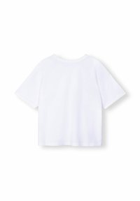 Hvid T-shirt med korte ærmer, rund hals, løs pasform og glat tekstur, uden yderligere mønstre eller pynt.