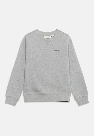 Sweat-shirt gris clair à manches longues avec col rond, logo Calvin Klein sur la poitrine gauche et poignets et ourlet côtelés.