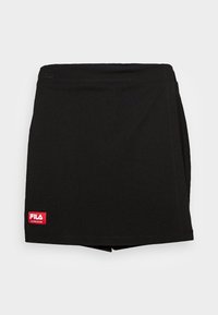 Černá sportovní sukně s šortkami, která má přiléhavý střih, hladkou texturu a červené logo FILA na dolní levé straně. Vhodná pro aktivní nošení.