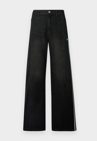 Breda svarta jeans med kontrasterande svarta sidopaneler, tillverkade av denim och med en silvermetallknapp samt subtil logotypdetalj.