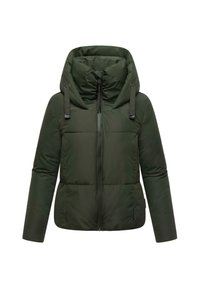 Olijfgroene pufferjack met hoge kraag, verstelbare capuchon, ritssluiting aan de voorkant en een gestikt patroon voor isolatie. Glad, mat oppervlak.